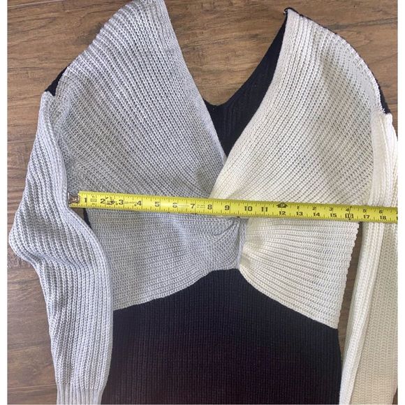 Juniors' Almost Famous Long Sleeve Double V Twisted Back Colorblock Mini Dress - Picture 3 of 6